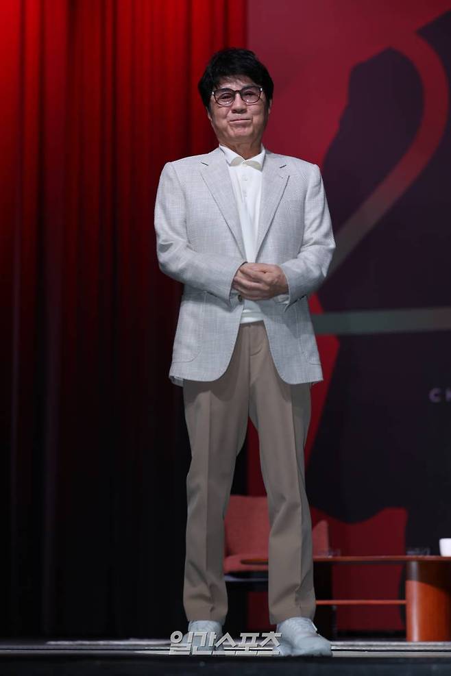 가수 조용필이 22일 오후 서울 용산구 블루스퀘어에서 열린 정규 20집 '20' 기자간담회에서 포즈를 취하고 있다. 타이틀곡 '그래도 돼' 호쾌한 전기기타, 청량감 넘치는 절창, 고해상도의 사운드가 어우러져 조용필만의 모던 록이다. 서병수 기자 qudtn@edaily.co.kr /2024.10.22/