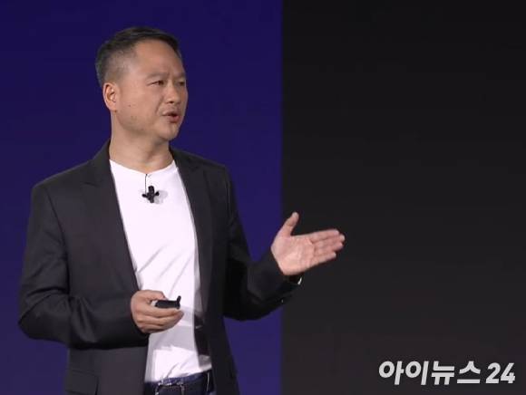 21일(현지시각) 하와이 마우이 와일레아 비치 리조트 메리어트에서 열린 스냅드래곤 서밋 2024 현장에서 애덤 쟁(Adam Zeng) 샤오미 수석 부사장 겸 사장이 발표하고 있다.