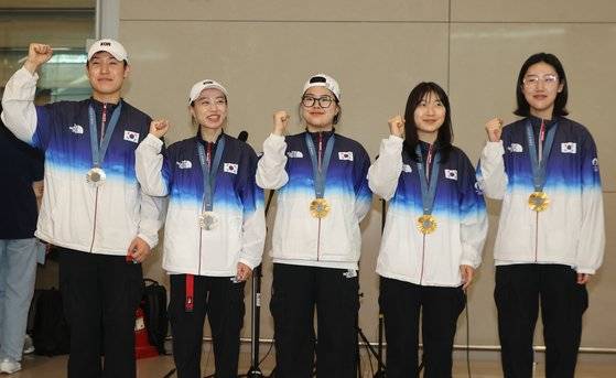 2024 파리 올림픽 사격 선수단. 왼쪽부터 사격 25ｍ 속사권총 은메달 조영재, 10m 공기권총 은메달리스트 김예지, 10m 공기권총 금메달리스트 오예진, 10m 공기소총 금메달리스트 반효진, 25ｍ 권총 금메달리스트 양지인. 연합뉴스