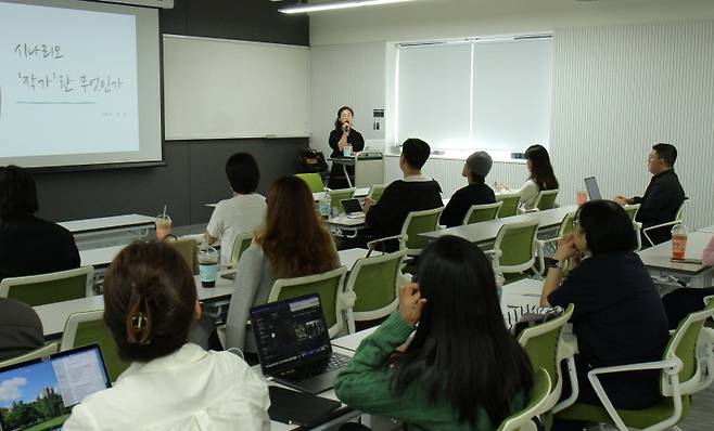 ▲조유진 작가가 '시나리오 작가란 무엇인가'를 주제로 수강생들에게 강의하는 모습 [본인 제공]
