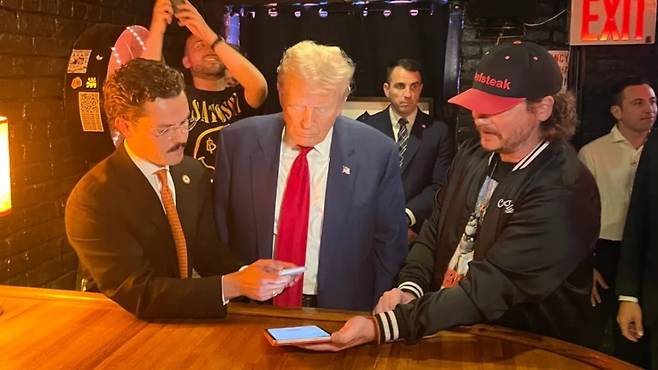 Former US President Donald Trump purchasing a hamburger using Bitcoin / Photo = Pubky Bar capture