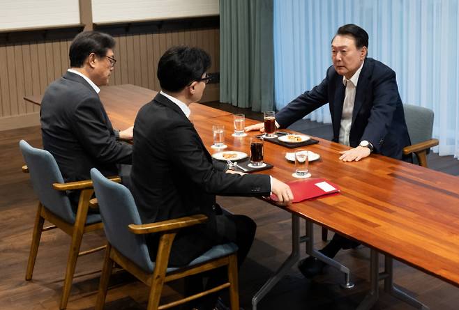 President Yoon Suk-yeol (upper right) and People’s Power Party leader Han Dong-hoon (center) hold a meeting at the presidential office in Seoul on October 21. Courtesy of presidential office