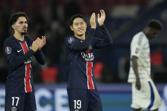 PSG midfielder Lee Kang-in, center, applauds spectators after the Ligue 1 match against Strasbourg at the Parc des Princes in Paris on Saturday. [AP/YONHAP]