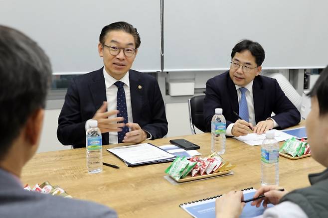  22일 서울 구로구 소재 이메일 보안 전문기업 ㈜기원테크에서 표준특허에 대한 현장 직원들의 의견을 듣는 김완기 특허청장. 특허청