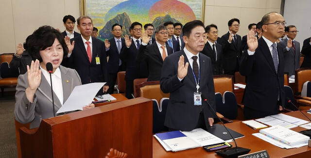 22일 열린 국회 정무위원회의 국가보훈부, 독립기념관 등의 국정감사에서 강정애 국가보훈부 장관이 증인 선서를 하고 있다. 연합뉴스