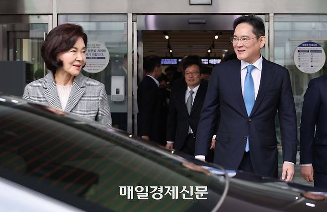 이건희 삼성전자 회장과 홍라희 전 삼성미술관 리움 관장이 21일 서울 종로구 서울대학교 어린이병원에서 열린 소아암·희귀질환 지원사업단 출범 4주년 행사를 마치고 병원을 나서고 있다. 2024.10.21 [한주형기자]