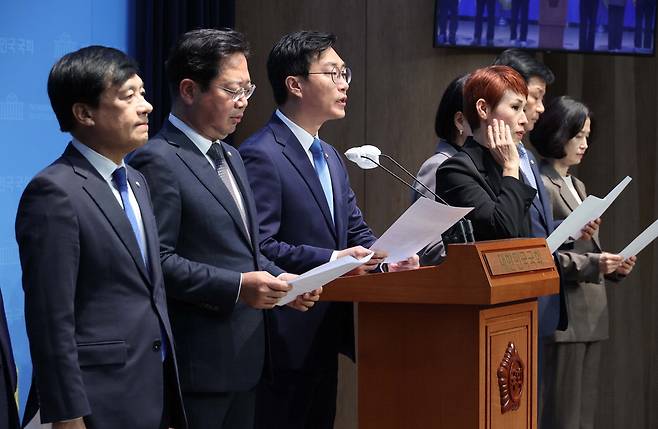 야당 법사위 소속 위원들이 22일 '동행명령장 수령을 거부하고 집행을 방해한 김건희 여사와 대통령실 등을 법적 조치하겠다'며 기자회견을 하고 있다. 한주형 기자