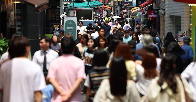 IMF가 올해와 내년의 한국 경제성장률을 2.5%, 2.2%로 전망하며 이전 수준을 유지했다. 사진은 서울 명동 거리 모습. [사진 = 연합뉴스]