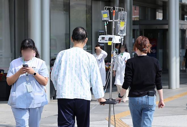 서울의 한 대학병원에서 환자와 보호자가 오가고 있다.  /사진= 뉴스1