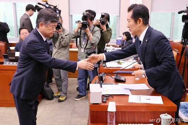 윤준(왼쪽) 서울고등법원장이 22일 오후 서울 여의도 국회에서 열린 법제사법위원회의 서울고등법원, 서울중앙지방법원 등에 대한 국정감사에서 정청래 위원장에게 증인선서문을 제출한 뒤 인사하고 있다. 2024.10.22. /사진=뉴시스 /사진=조성우