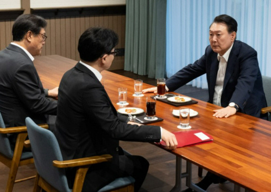 윤석열 대통령이 21일 서울 용산 대통령실 파인그라스에서 한동훈(왼쪽 두 번째) 국민의힘 대표, 정진석 대통령실 비서실장과 마주 앉아 대화하고 있다. 대통령실 제공