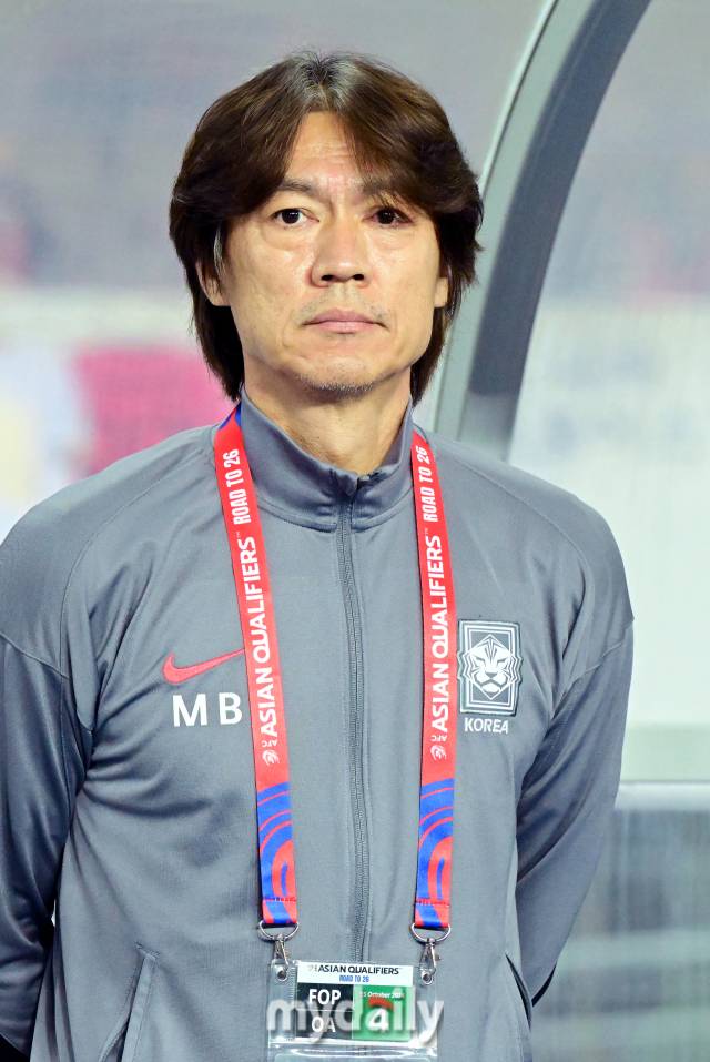 2024년 10월 15일 오후 경기도 용인 미르스타디음에서 진행된 '2026 국제축구연맹(FIFA) 북중미 월드컵 아시아 지역 3차 예선 B조 4차' 대한민국-이라크와의 경기에서 홍명보 감독이 경기를 지켜보고 있다./마이데일리