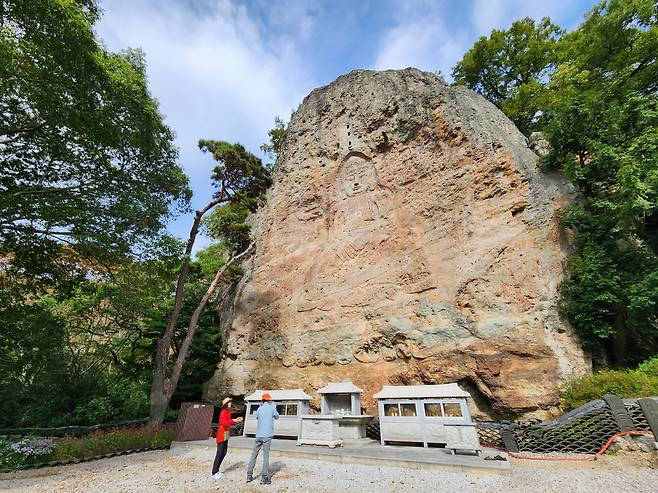 영험하다는 입소문이 난 선운사 동불암지 마애여래좌상