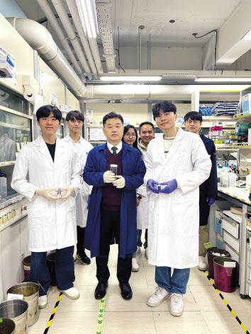 강정구(가운데) KAIST 신소재공학과 교수 연구팀 [KAIST 제공]