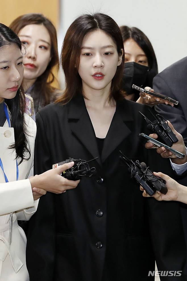 [서울=뉴시스] 최동준 기자 = 배우 김새론이 5일 서울 서초구 서울중앙지방법원에서 열린 음주운전 사고 1심에서 벌금 2000만 원을 선고받은 뒤 취재진 질문에 답변하고 있다. 2023.04.05. photocdj@newsis.com