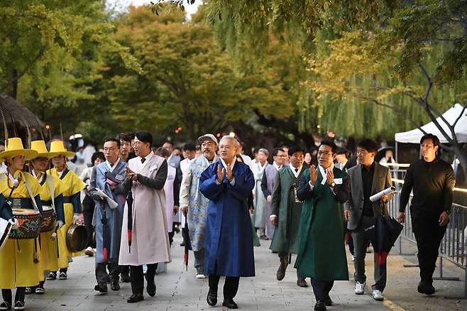 [남원=뉴시스] 지난 18일~20일 남원에서 펼쳐진 문화체육관광부 '2024 문화의 달' 행사, 최경식 남원시장(앞 왼쪽)과 유인촌 문화체육관광부 장관(앞 가운데)이 광한루원 행사장을 돌아보고 있다.  *재판매 및 DB 금지