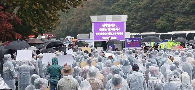 [동두천=뉴시스] 철거를 주장하는 '성병관리소 철거 추진 시민공동대책위원회'가 22일 오후 3시 동두천 소요산 주차장에서 성병관리소 철거 촉구 집회를 개최하고 있다.(사진=성병관리소 철거 추진 시민공동대책위원회 제공).photo@newsis.com