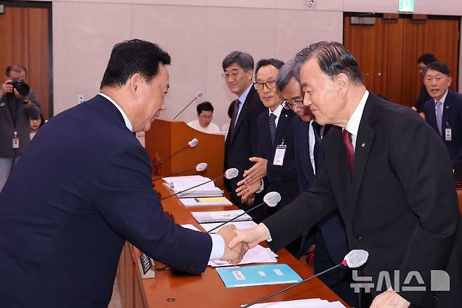 [서울=뉴시스] 권창회 기자 = 22일 오전 서울 여의도 국회에서 열린 농림축산식품해양수산위원회의 한국마사회, 한국농수산식품유통공사, 한국농어촌공사 등에 대한 국정감사에서 어기구 위원장과 홍문표 한국농수산식품유통공사사장이 악수를 하고 있다. 2024.10.22. kch0523@newsis.com