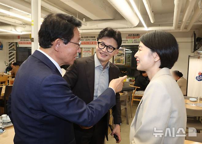 [서울=뉴시스] 고승민 기자 = 국민의힘 한동훈 대표와 김상훈 정책위의장, 한지아 등 친한계 의원들이 22일 서울 여의도의 한 식당에서 저녁 만찬을 하기 전 대화를 하고 있다. 2024.10.22. kkssmm99@newsis.com