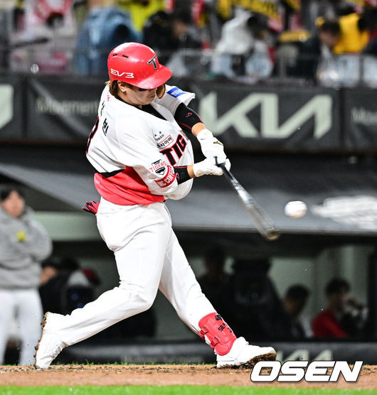 [OSEN=광주, 지형준 기자] 21일 광주 기아챔피언스필드에서 2024 신한 SOL뱅크 KBO 한국시리즈 1차전 KIA 타이거즈와 삼성 라이온즈의 경기가 열렸다.KIA는 네일, 삼성은 원태인을 선발 투수로 내세웠다.2회말 2사에서 KIA 김선빈이 펜스를 맞추는 3루타를 날리고 있다. 2024.10.21 / jpnews@osen.co.kr