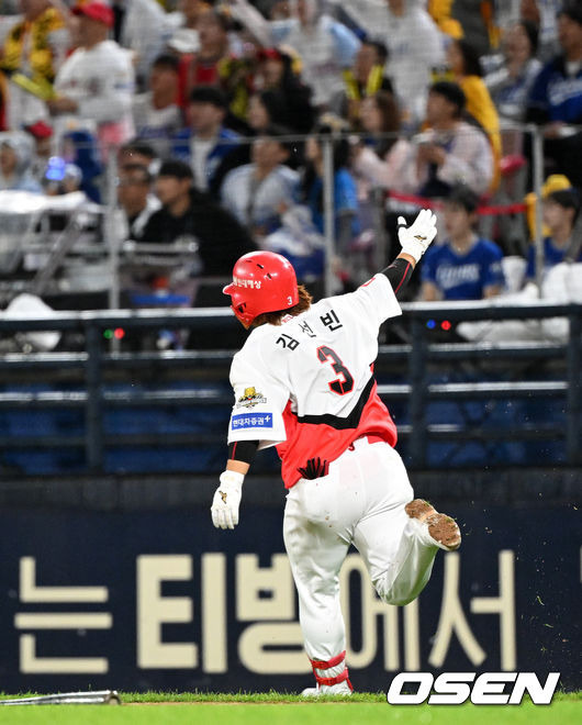 [OSEN=광주, 이대선 기자] 21일 광주 기아챔피언스필드에서 2024 신한 SOL뱅크 KBO 한국시리즈 1차전 KIA 타이거즈와 삼성 라이온즈의 경기가 열렸다.KIA는 네일, 삼성은 원태인을 선발 투수로 내세웠다.2회말 2사에서 KIA 김선빈이 홈런성 타구에 환호하고 있다. 2024.10.21 / sunday@osen.co.kr