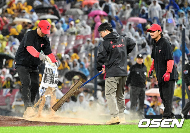 [OSEN=광주, 이대선 기자] 21일 광주 기아챔피언스필드에서 2024 신한 SOL뱅크 KBO 한국시리즈 1차전 KIA 타이거즈와 삼성 라이온즈의 경기가 열렸다.KIA는 네일, 삼성은 원태인을 선발 투수로 내세웠다.6회초 경기장 요원들이 비에 젖은 마운드를 정비하고 있다. 2024.10.21 / sunday@osen.co.kr