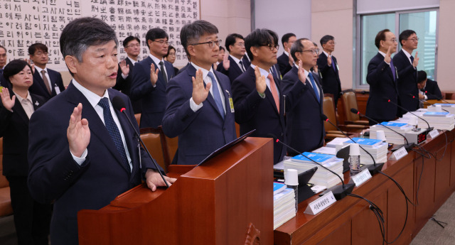 ▲윤준 서울고등법원장(맨 왼쪽)이 22일 오전 국회에서 열린 법제사법위원회의 서울고법, 서울중앙지법, 수원지법 등에 대한 국정감사에서 증인선서를 하고 있다. 왼쪽부터 윤준 서울고등법원장, 안병욱 서울회생법원장, 최호식 서울가정법원장, 이상주 수원고등법원장, 김정중 서울중앙지방법원장, 김국현 서울행정법원장. ⓒ연합뉴스