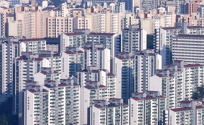 17일 서울 남산에서 바라본 서울 시내 아파트 단지 모습. 연합뉴스