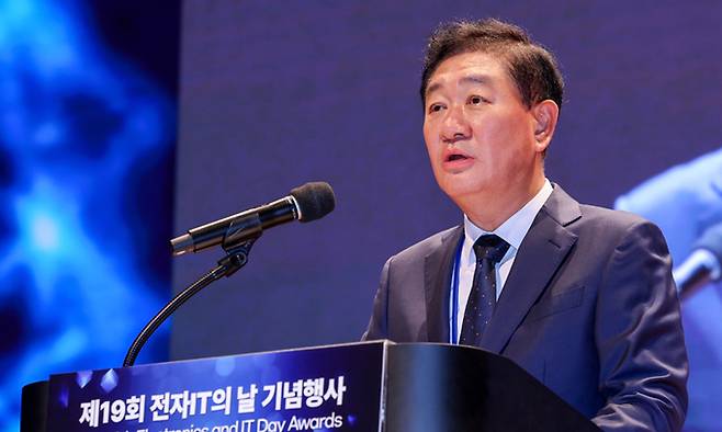 한국전자정보통신산업진흥회장을 맡고 있는 한종희 삼성전자 부회장이 22일 서울 강남구 코엑스에서 열린 한국전자전(KES 2024) 개막행사에서 환영사를 하고 있다. 연합뉴스