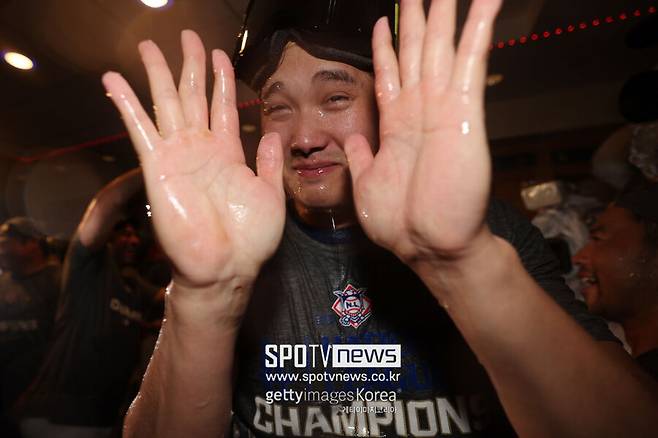 ▲ 샴페인 세례에 눈을 못 뜨는 오타니 쇼헤이.