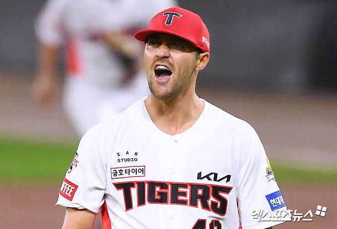 21일 오후 광주기아챔피언스필드에서 열린 '2024 신한 SOL Bank KBO 한국시리즈' 삼성 라이온즈와 KIA 타이거즈의 1차전 경기, 4회초 수비를 마친 KIA 선발투수 네일이 포효하고 있다. 광주, 김한준 기자