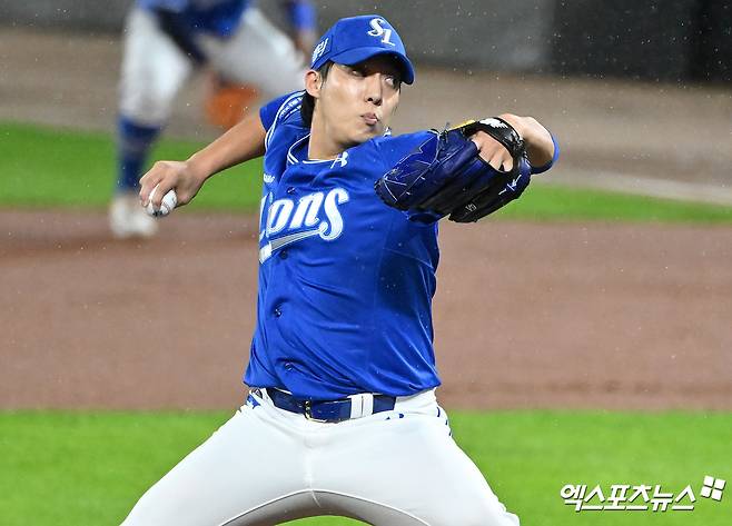 21일 오후 광주기아챔피언스필드에서 열린 '2024 신한 SOL Bank KBO 한국시리즈' 삼성 라이온즈와 KIA 타이거즈의 1차전 경기, 1회말 삼성 선발투수 원태인이 공을 힘차게 던지고 있다. 광주, 김한준 기자