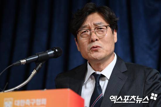 국회 문화체육관광위원회 이기헌 더불어민주당 의원이 22일 국회에서 열린 문화체육관광부 산하·유관기간 대상 국정감사에서 이 기술이사를 고발해달라고 전재수(더불어민주당) 문체위 위원장에게 요청했다.&nbsp;  사건을 지난달 24일로 거슬러 올라간다. 이 기술이사는 당시 24일 문체위 축구협회 현안 질의에 증인으로 참석했다.&nbsp;여기서 이 이사는 홍명보 감독을 독대했다고 했지만, 최영일 축구협회 부회장이 동행한 것으로 알려져 위증죄로 고발을 요청당했다. 엑스포츠뉴스DB