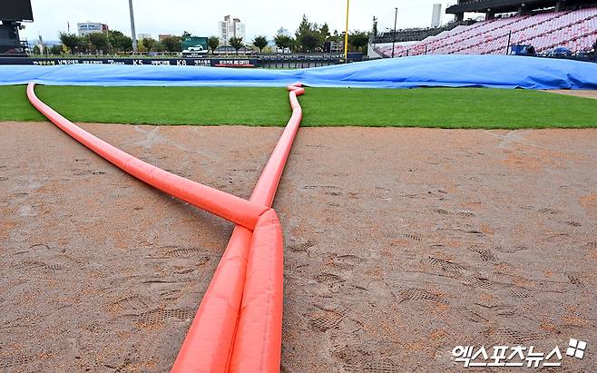 22일 오후 광주기아챔피언스필드에서 열릴 예정인 '2024 신한 SOL Bank KBO 한국시리즈' 삼성 라이온즈와 KIA 타이거즈의 1차전 서스펜디드  경기, 그라운드 잔디를 말리는 작업이 진행되고 있다. 광주, 김한준 기자