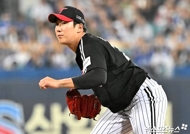 15일 오후 대구삼성라이온즈파크에서 열린 '2024 신한 SOL Bank KBO 포스트시즌' LG 트윈스와 삼성 라이온즈의 플레이오프 2차전 경기, 1회말 LG 선발투수 손주영이 공을 힘차게 던지고 있다. 엑스포츠뉴스DB