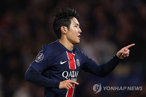 파리 생제르맹(PSG) 대표로 경기 전 기자회견에 참석한 이강인이 PSV 에인트호번을 상대로 선발 출전할 거란 전망이 나왔다. 프랑스 매체 레퀴프가 이강인이 마르코 아센시오를 제치고 가짜 9번으로 출전할 거라고 전했다. 매체는 'PSV전을 앞두고 루이스 엔리케 감독은 마르코 아센시오나 랑달 콜로 무아니 대신 이강인을 공격 최전선에 배치할 것'이라고 보도했다.