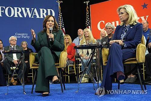카멀라 해리스 미국 부통령(왼쪽)과 리즈 체니 전 공화당 하원의원 [AP=연합뉴스. 재판매 및 DB 금지]