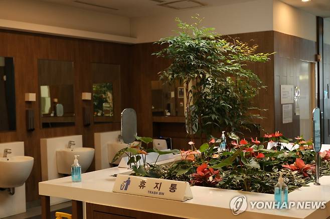 충남 천안 경부고속도로 망향휴게소 화장실 실내 [촬영 이주형]