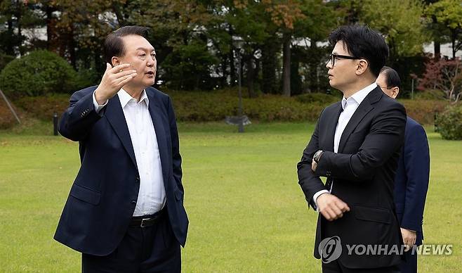 윤석열 대통령, 국민의힘 한동훈 대표와 대화 (서울=연합뉴스) 홍해인 기자 = 윤석열 대통령이 21일 서울 용산 대통령실 파인그라스 앞 잔디마당에서 국민의힘 한동훈 대표를 만나 대화하고 있다. 2024.10.21 [대통령실 제공. 재판매 및 DB 금지] hihong@yna.co.kr