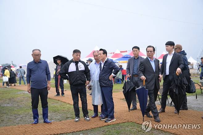 강경젓갈축제 현장 재정비 지시하는 백성현 논산시장 백성현 논산시장이 지난 18일 강경읍 금강둔치일원에 마련된 젓갈축제장을 찾아 현장 재정비, 안전점검 현황을 살피고 있다. [충남 논산시청 제공. 재판매 및 DB 금지]