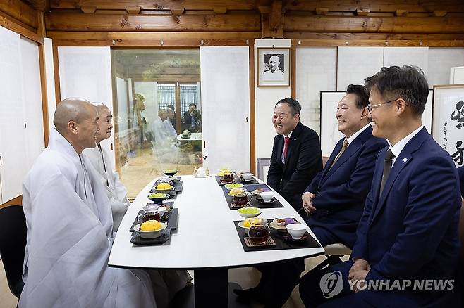 윤석열 대통령, 부산 범어사 방문 (부산=연합뉴스) 홍해인 기자 = 윤석열 대통령이 22일 부산 금정구 범어사를 찾아 주지 정오스님과 함께 차담을 하고 있다. 2024.10.22 [대통령실 제공. 재판매 및 DB 금지] hihong@yna.co.kr