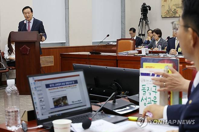 답변하는 임태희 경기도교육감 (서울=연합뉴스) 신준희 기자 = 임태희 경기도교육감이 22일 국회에서 열린 교육위원회 국정감사에 출석, 의원 질의에 답하고 있다. 2024.10.22 hama@yna.co.kr