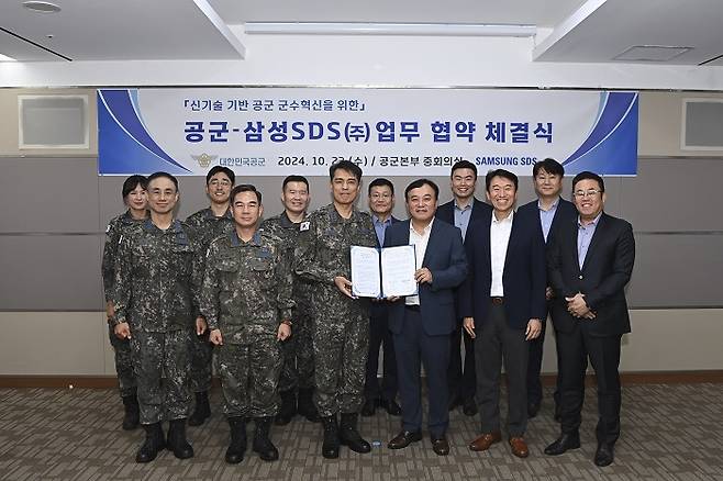 삼성SDS 이정헌 전략마케팅실장(부사장, 앞줄 오른쪽에서 세번째), 공군본부 군수참모부장 정선규 소장(앞줄 오른쪽에서 네번째) 등 관계자들이 23일 계룡대 공군본부에서 공군 군수혁신을 위한 '삼성SDS-공군본부 업무협약'을 체결했다./사진=삼성SDS 제공