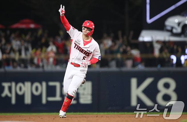 23일 오후 광주 북구 기아챔피언스필드에서 열린 프로야구 '2024 신한 SOL 뱅크 KBO 포스트시즌' 한국시리즈 2차전 삼성 라이온즈와 KIA 타이거즈의 경기, 2회말 2사 주자없는 상황에서 KIA 김도영이 1점 홈런을 치고 베이스를 돌고 있다. 2024.10.23/뉴스1 ⓒ News1 임세영 기자