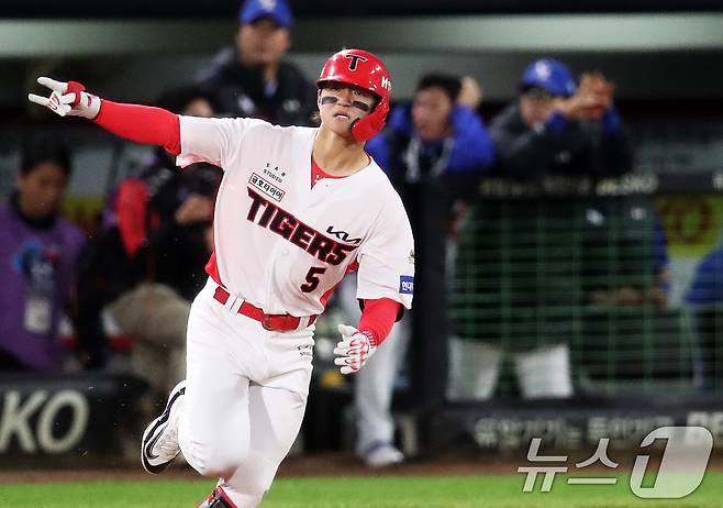 23일 오후 광주 기아챔피언스필드에서 열린 프로야구 '2024 신한 SOL 뱅크 KBO 포스트시즌' 한국시리즈 2차전 삼성 라이온즈와 KIA 타이거즈의 경기, 2회말 기아 공격 2사에서 KIA 김도영이 솔로 홈런을 쏘아올린후 다이아몬드를 돌며 기뻐하고 있다. 2024.10.23/뉴스1 ⓒ News1 오대일 기자