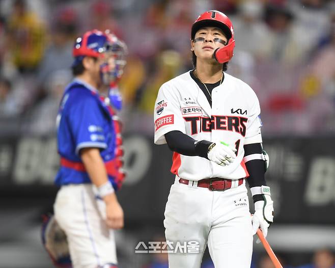 KIA 박찬호가 21일 광주-기아 챔피언스 필드에서 열린 삼성과 2024 KBO 한국시리즈 1차전 3회말 1사 2루에서 삼진아웃을 당한 후 허탈해하고 있다. 광주 | 최승섭기자 thunder@sportsseoul.com