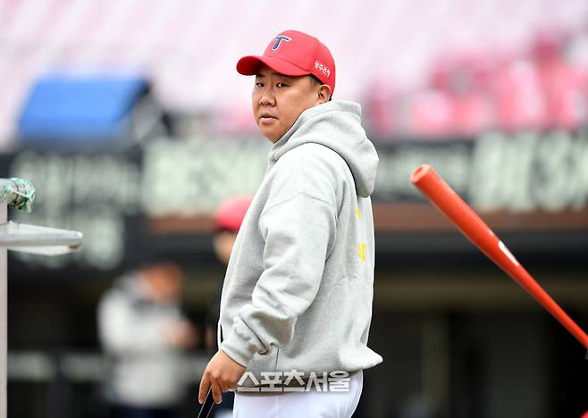 KIA 이범호 감독이 21일 광주-기아 챔피언스 필드에서 열리는 삼성과 2024 KBO 한국시리즈 1차전에 앞서 선수들의 훈련을 지켜보고 있다. 광주 | 최승섭기자 thunder@sportsseoul.com