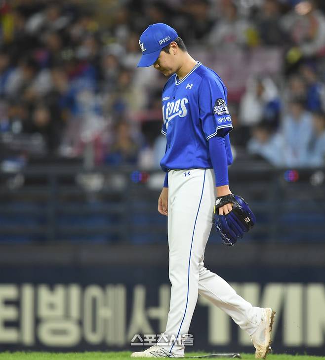 삼성 선발투수 황동재가 23일 광주-기아 챔피언스 필드에서 열린 KIA와 2024 KBO 한국시리즈 2차전 1회말 1사1,3루 상대 김선빈에 1타점 2루타를 허용한 후 허탈해하고 있다. 광주 | 최승섭기자 thunder@sportsseoul.com