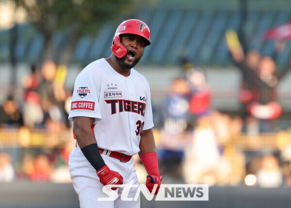 23일 광주 북구 광주-기아챔피언스필드에서 재개된 삼성 라이온즈와 KIA 타이거즈의 2024 KBO 포스트시즌 한국시리즈 1차전 서스펜디드 경기, 7회말 2사 2루 KIA 소크라테스가 1타점 적시타를 치고 포효하고 있다. 사진┃뉴시스