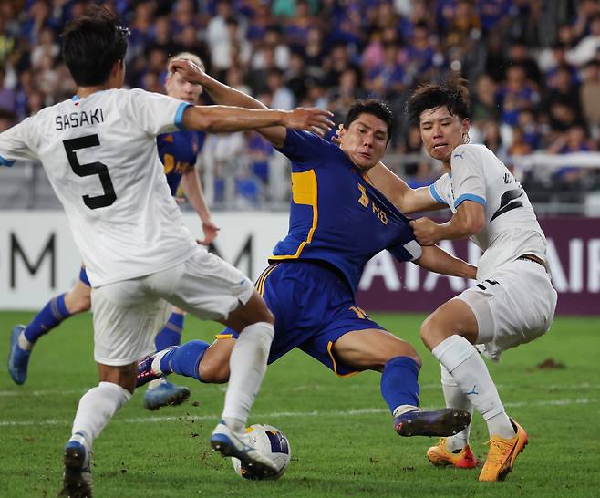 '잡지 마'

    (울산=연합뉴스) 김용태 기자 = 18일 울산 문수축구경기장에서 열린 아시아축구연맹(AFC) 챔피언스리그(ACL) 엘리트(ACLE) 울산 HD와 일본 가와사키 프론탈레의 경기에서 울산 주민규가 가와사키 타카이 코타와 사사키 아사히 사이에서 슛하고 있다. 2024.9.18